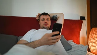 Dlaczego oszuści dzwonią wieczorem lub w weekendy